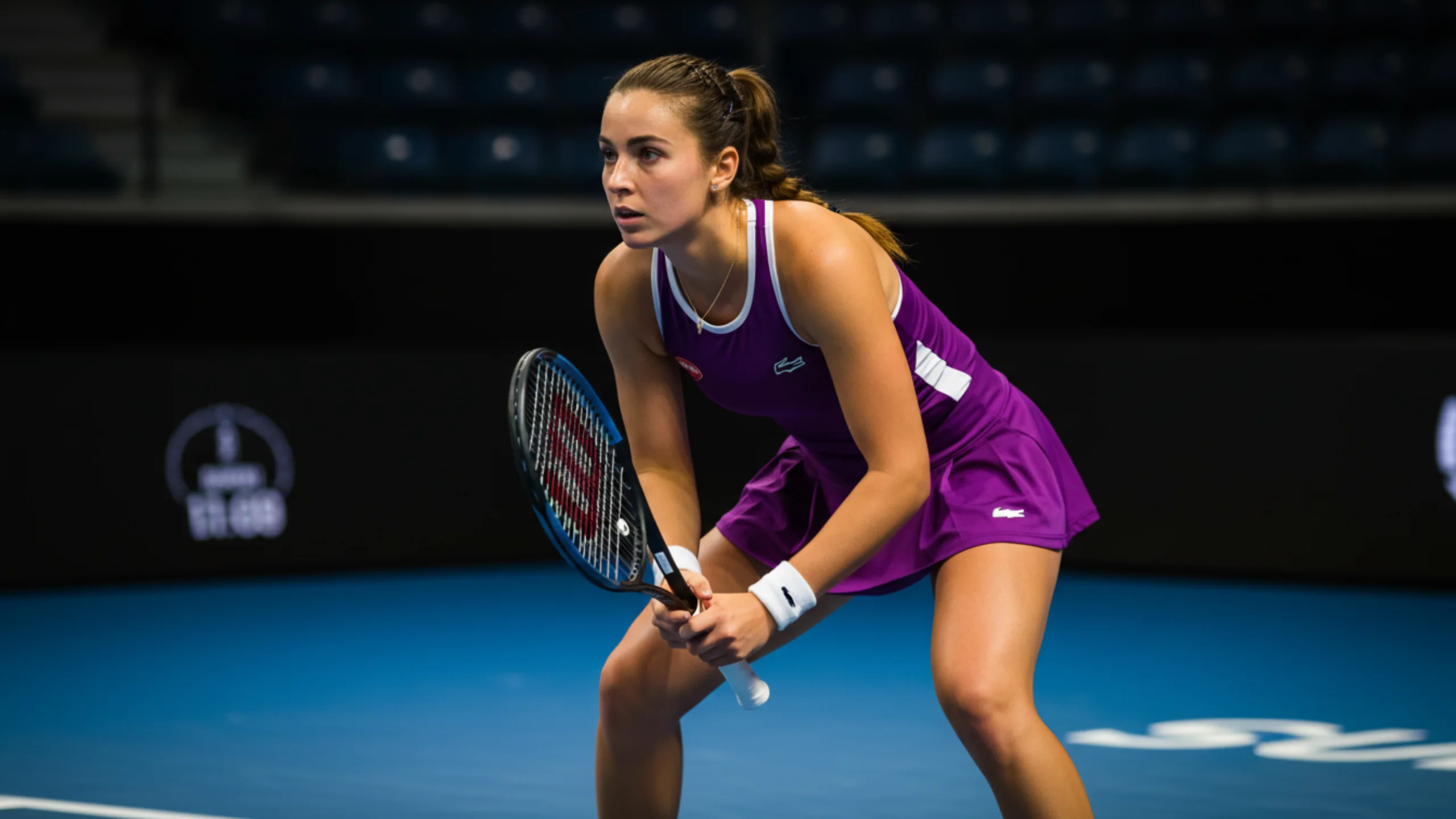 Spannender Aufschlagmoment im Tennis mit fokussiertem Spieler am Netz