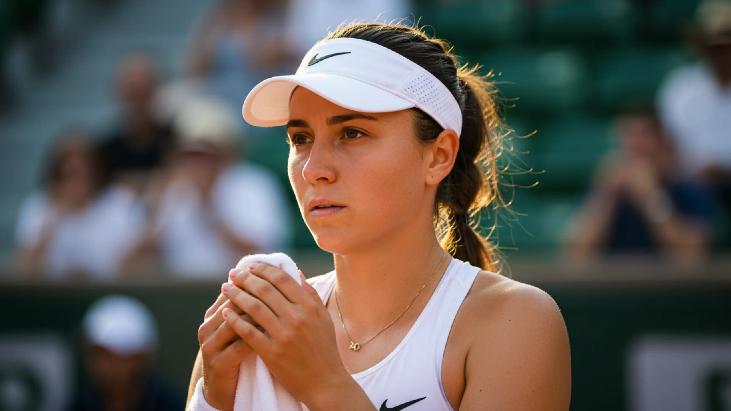Konzentrierter Tennisspieler zeigt mentale Stärke und Fokus in einem entscheidenden Moment