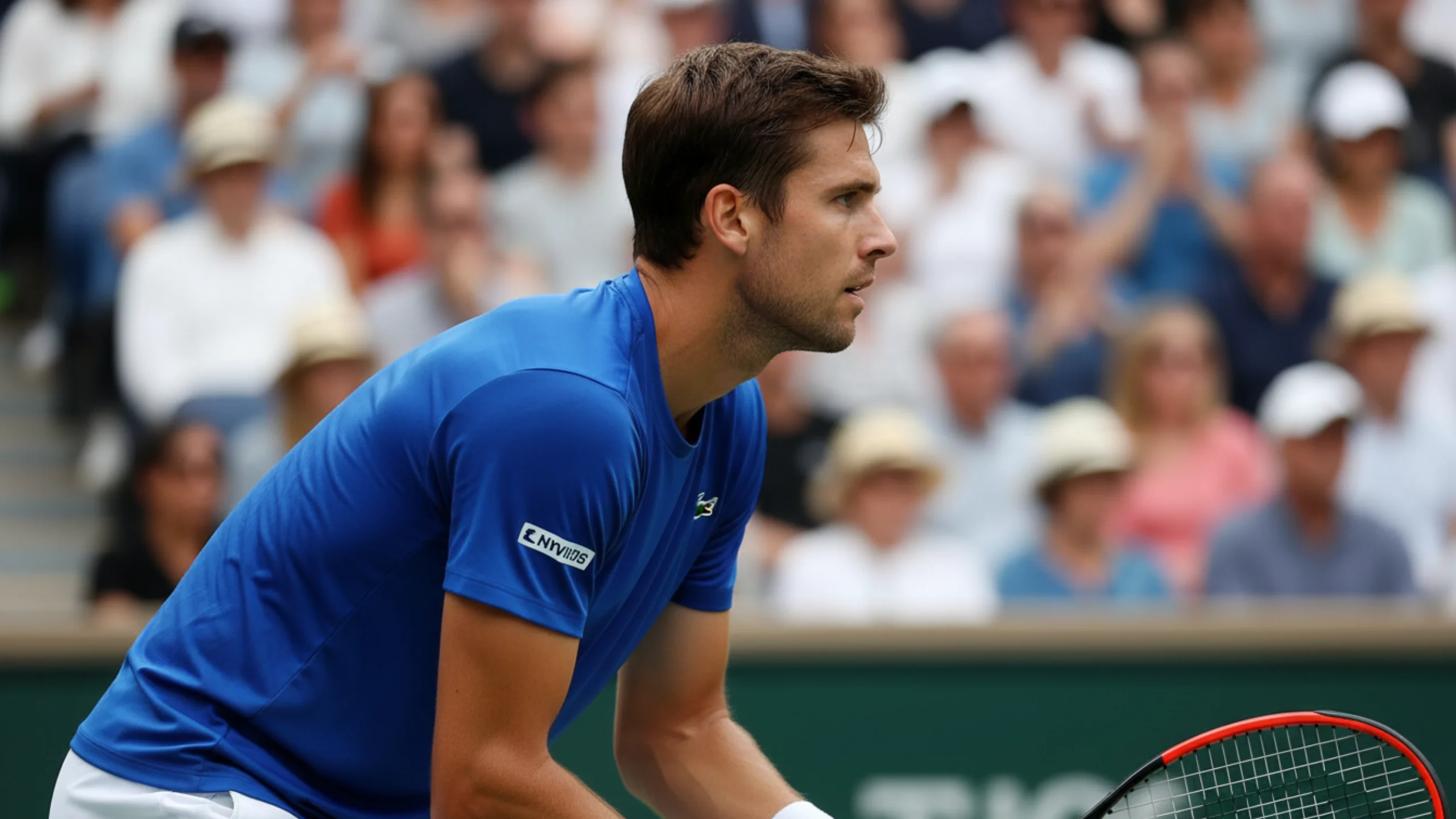 Tennis Spieleranalyse - Konzentrierter Tennisspieler beim Aufschlag zeigt körperliche und mentale Verfassung